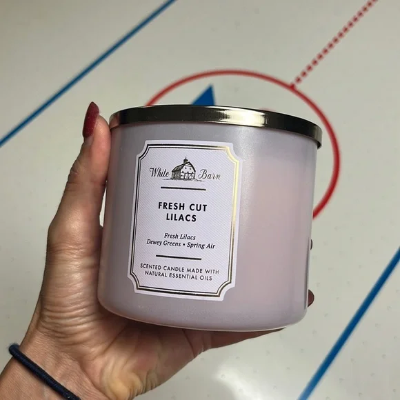 New 3 wick White Barn Candle - Picture 1 of 7